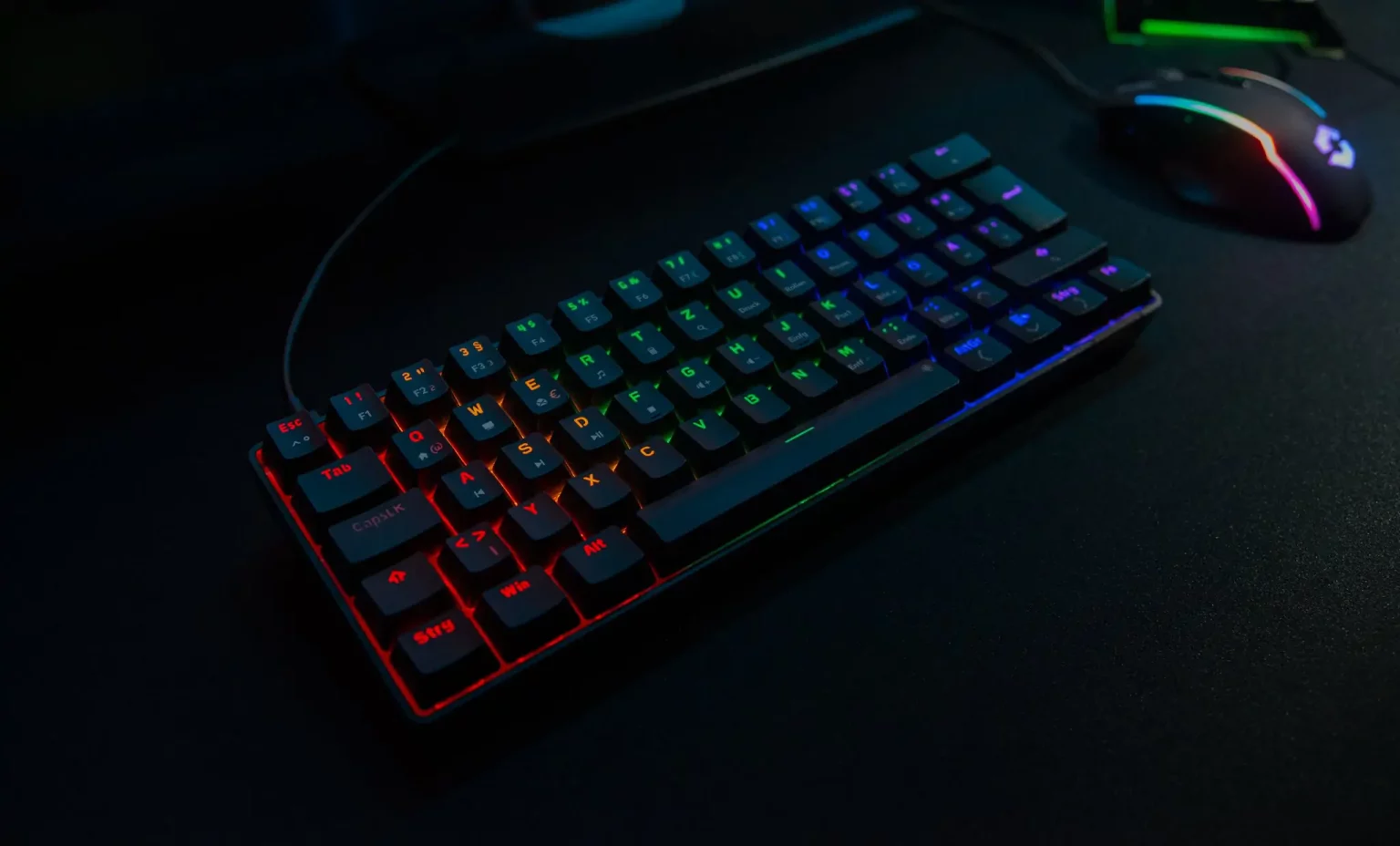 Hochwertige Funktionen und ultimative Optik platzsparend vereint: Die beleuchtete mechanische 60% Gaming Tastatur – ATMOS