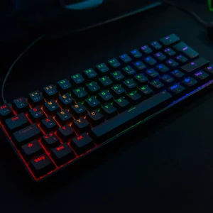 Hochwertige Funktionen und ultimative Optik platzsparend vereint: Die beleuchtete mechanische 60% Gaming Tastatur – ATMOS Speedlink-ATMOS-RGB-Rainbow-desk