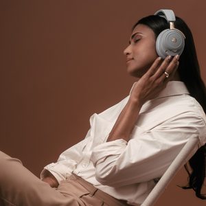 02 arctis_nova_elite_sage_gold_lifestyle_4