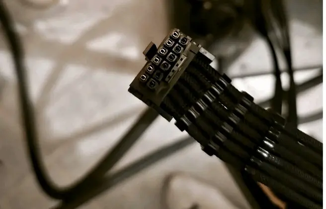 1000-Watt-BIOS lässt modifizierte ROG RTX 5090 Kabel und Stecker schmelzen