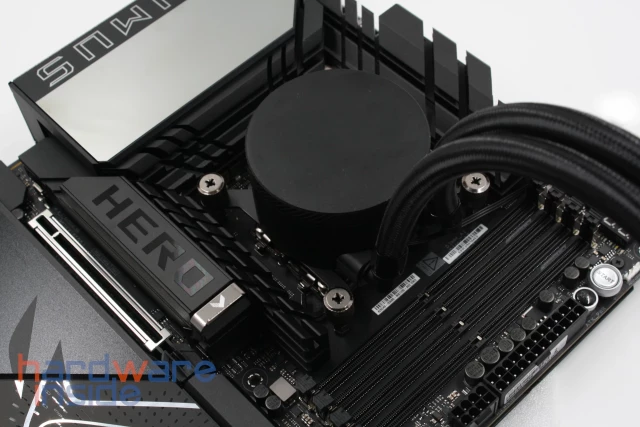 ASUS ROG MAXIMUS Z890 HERO mit installierter AiO-Wasserkühlung